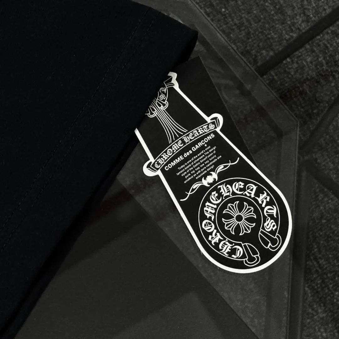 P180 Chrome Hearts Chrome Hearts 25 high-end versions. The fabric is made of 300 grams of high-density pure cotton. It does not deform or shrink. It has three labels. It is the same style for men and women. Technology: suede foaming + digital printing. Color: white, black. SIZE: S-XL.